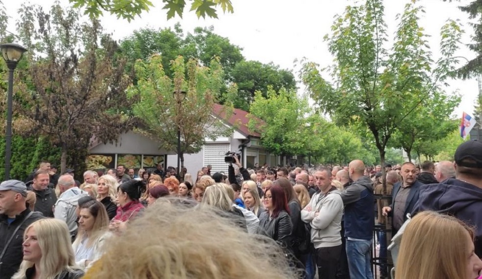Vijojne edhe sot protestat e serbeve ne veri te Kosoves